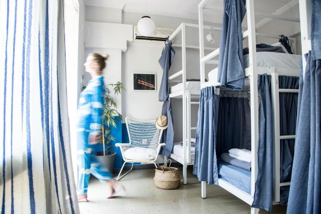 Хостел Let Me Take My Bunk Bed Афины Экстерьер фото